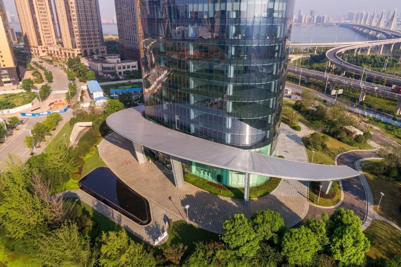资阳新力中心塔楼直接落地，无裙房
