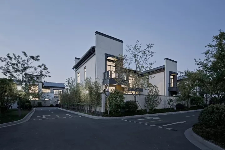 院内景观对公共区域可见，但并不滋扰使用者的私密需要