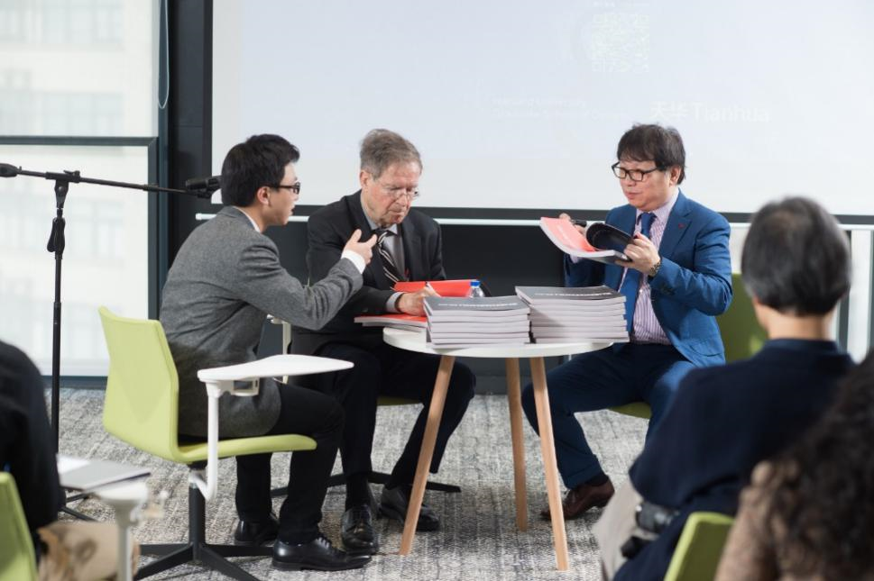 哈佛布斯克茨教授、杨丁亮教员与J9集团国际站集团总构筑师黄向明现场书籍签发